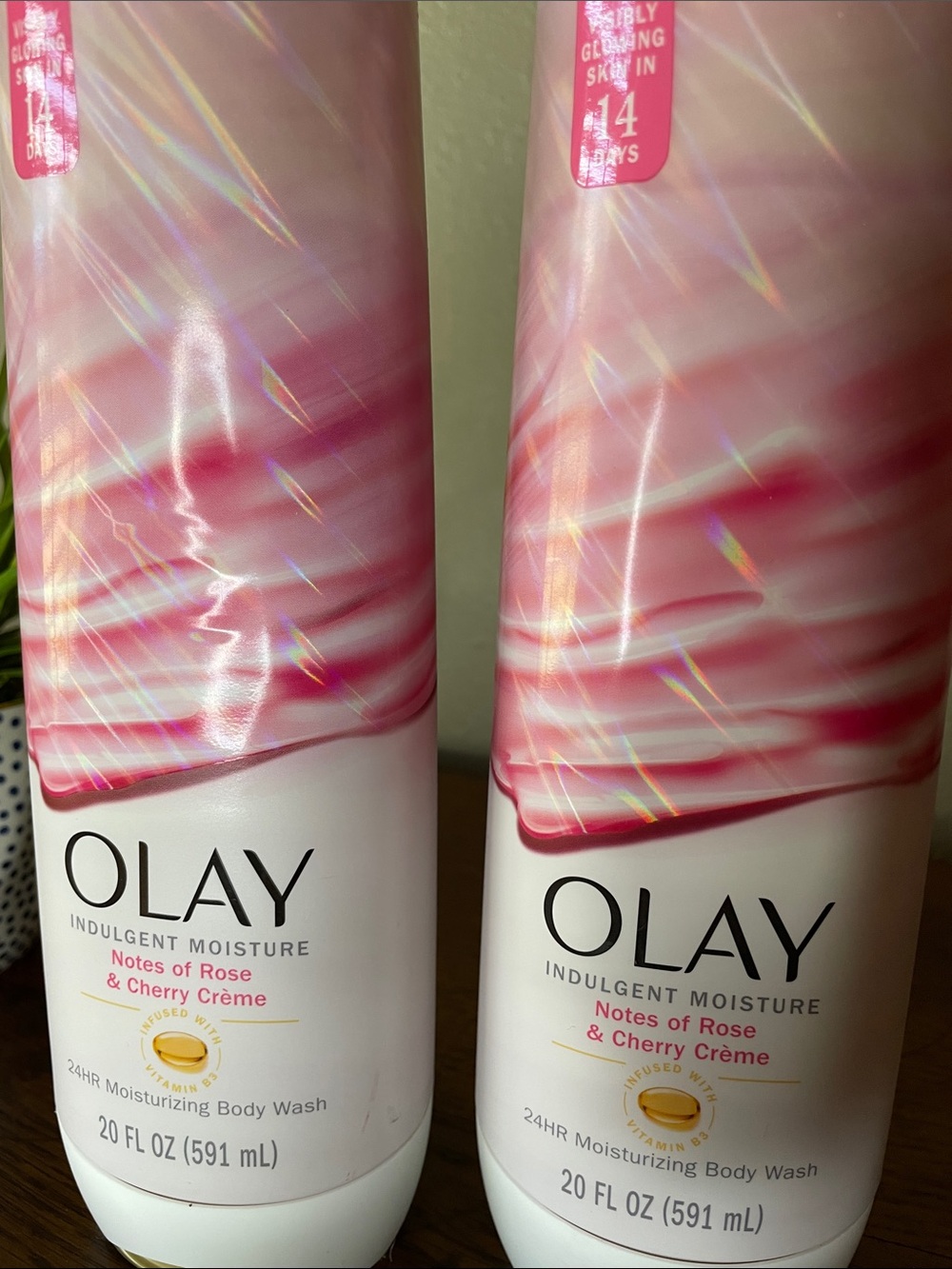 OLAY Indulgent Moisture Body Wash - Rose and Cherry Crème Scent - Picture 5 of 6